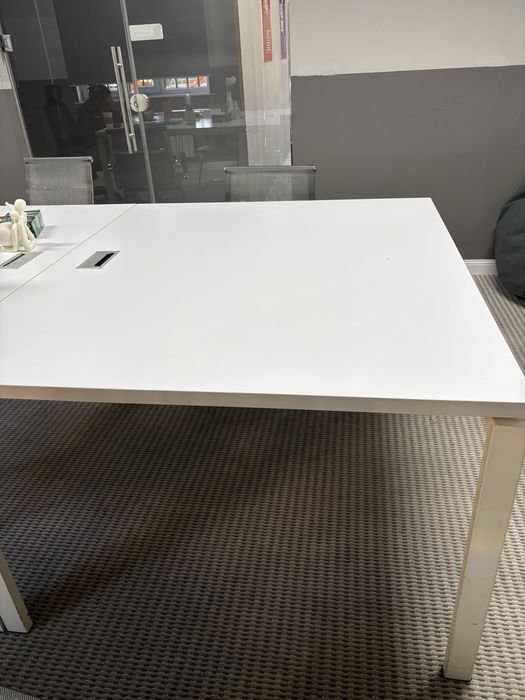 Офисный стол.