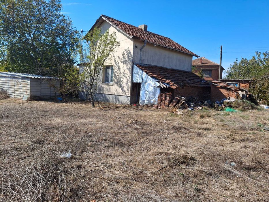 Санирана масивна обзаведена къща РЗП 120 кв.м.