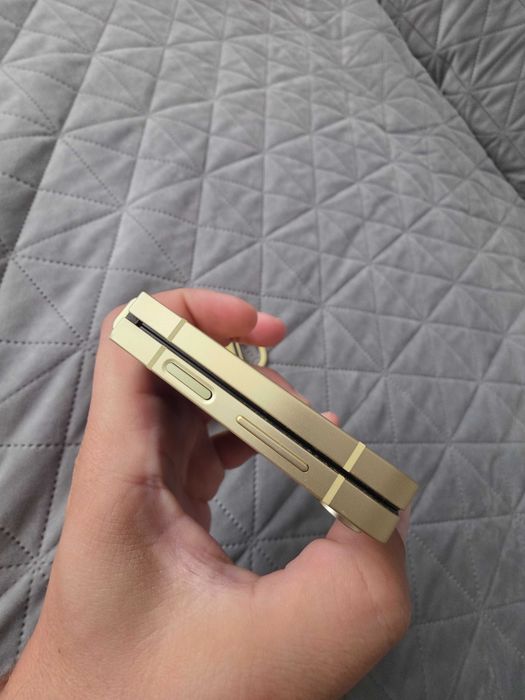 Samsung z flip 6 Gold Yellow