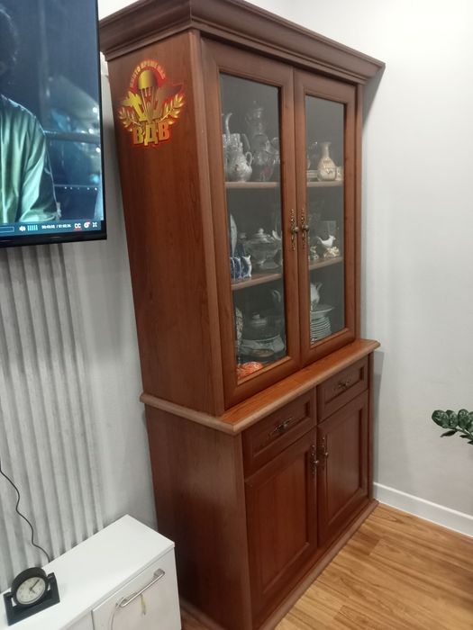 Продам сервант под посуду.