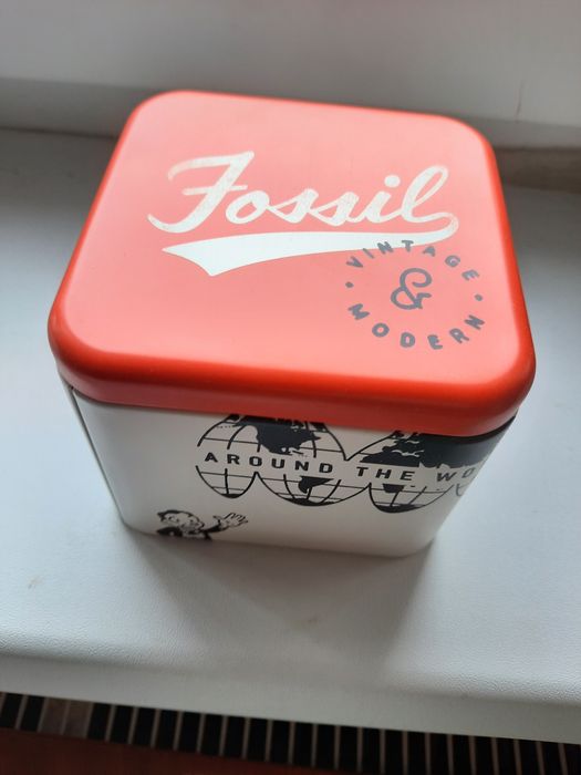 Ceas Fossil Nou, la cutie