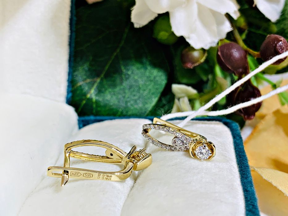 Благородные золотые серьги с бриллиантами модели «Одноглазка»