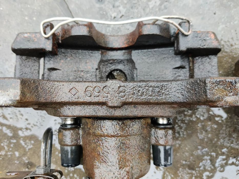 Etrieri cu calareti Etrier fata Seat Exeo motor 2.0 CAH 8569