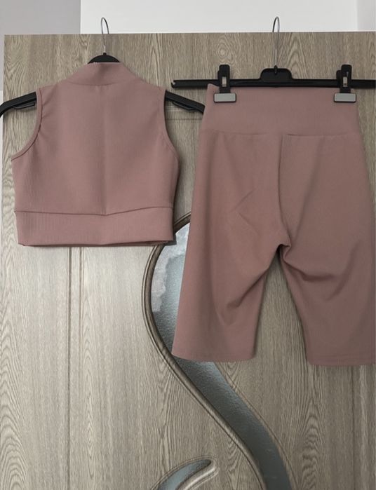 Set sport colanti scurti si bustiera