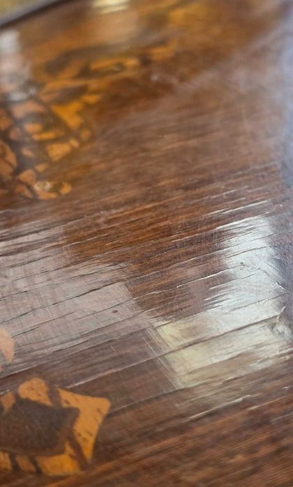 Măsuță elegantă în stil Ludovic al XV-lea cu intarsie