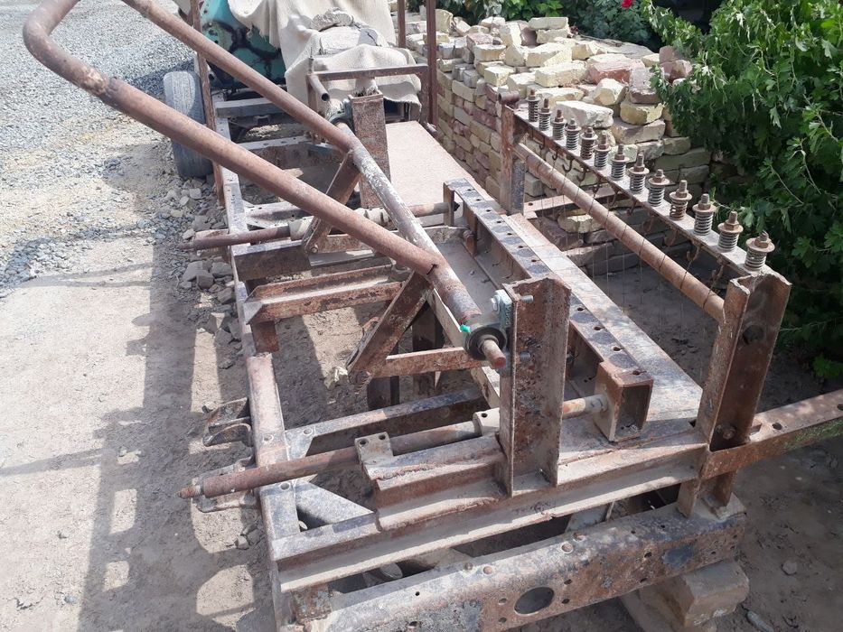 Гишт(карвуч) ишлаб чикариш ускунаси сотилади.