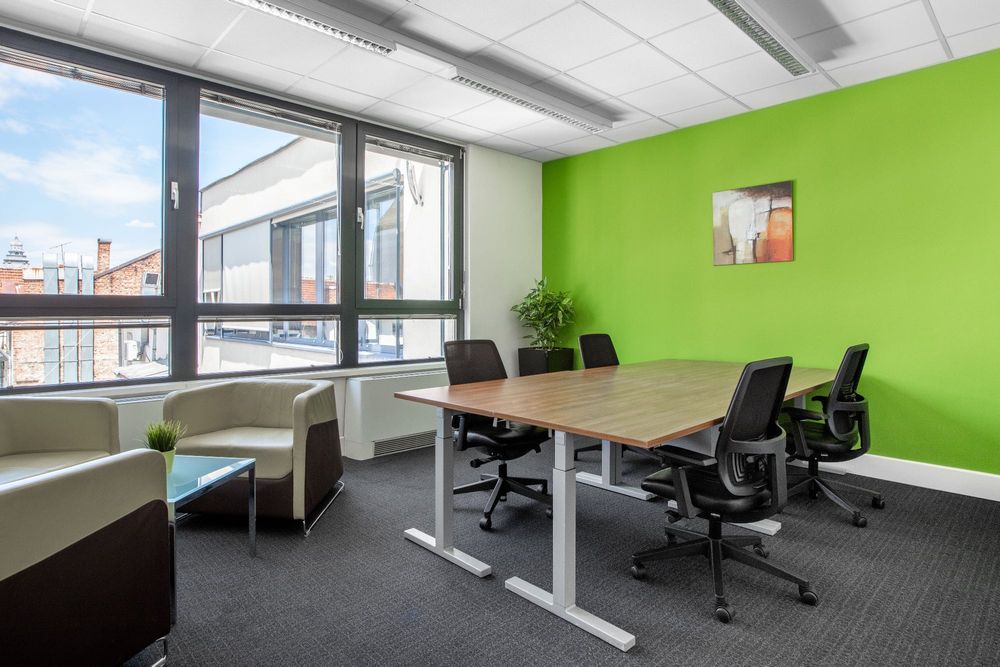 Самостоятелно офис пространство за 3-4 души в Regus Parliament