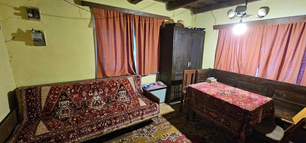 Casa la tara cu cabana in curte