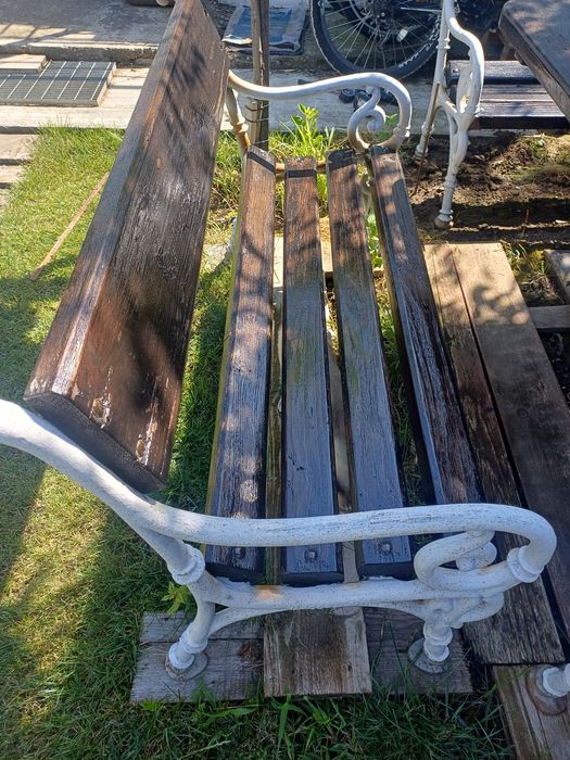 Vând bănci și masa din lemn masiv