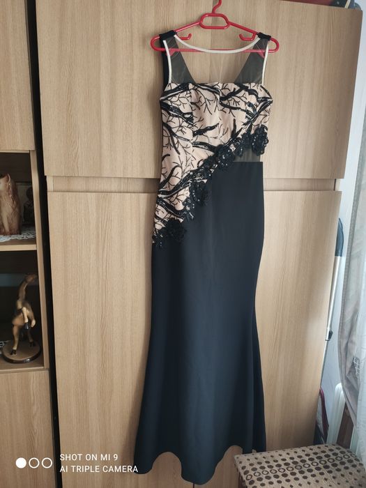 Rochie lunga neagra - bej cu dantelă  de lux.Este tip sirenă.