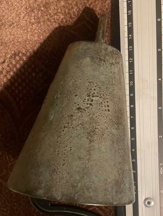 Clopotel vechi din bronz