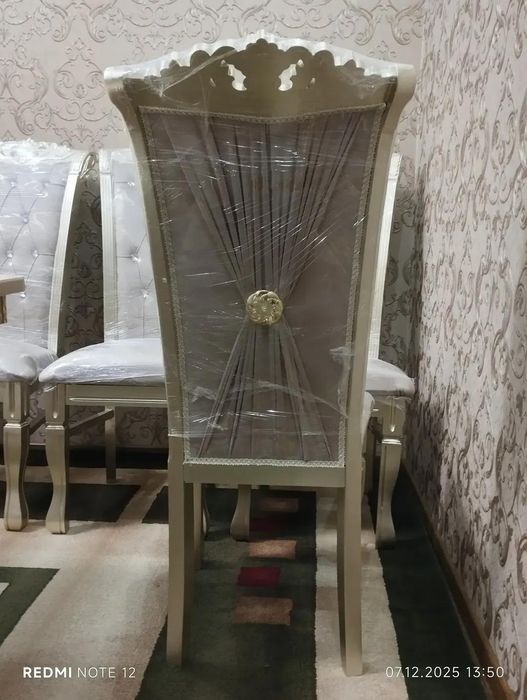 Продаётся стол и стулья