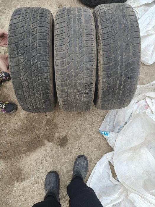 Продам резину 4 штуки.
