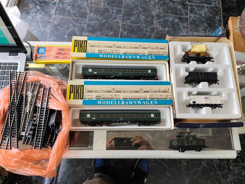 Локомотив вагони релси пико piko