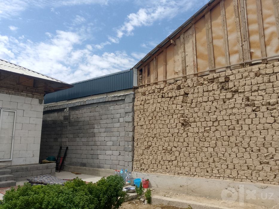 Hovli uy sotiladi