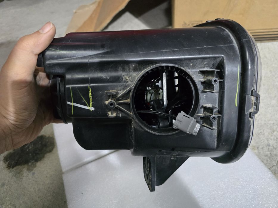 Dodge Challenger десен фар