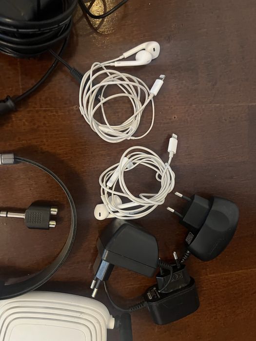 Lot diverse cabluri, încărcătoare telefoane,etc…