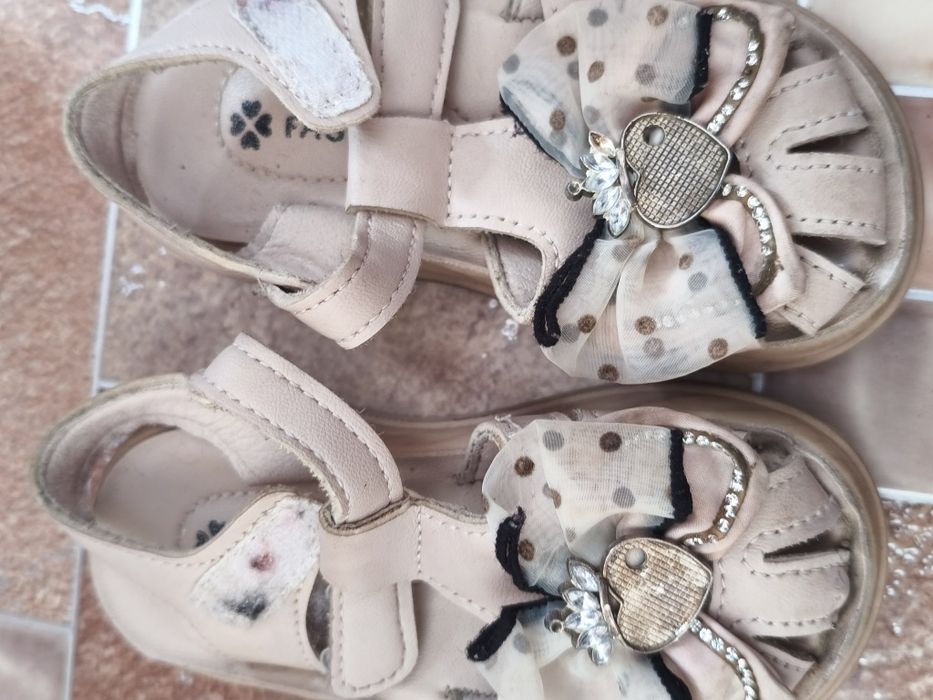 Детская обувь много