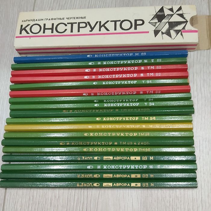 Нобор советских карандашей Конструктор и Аврора