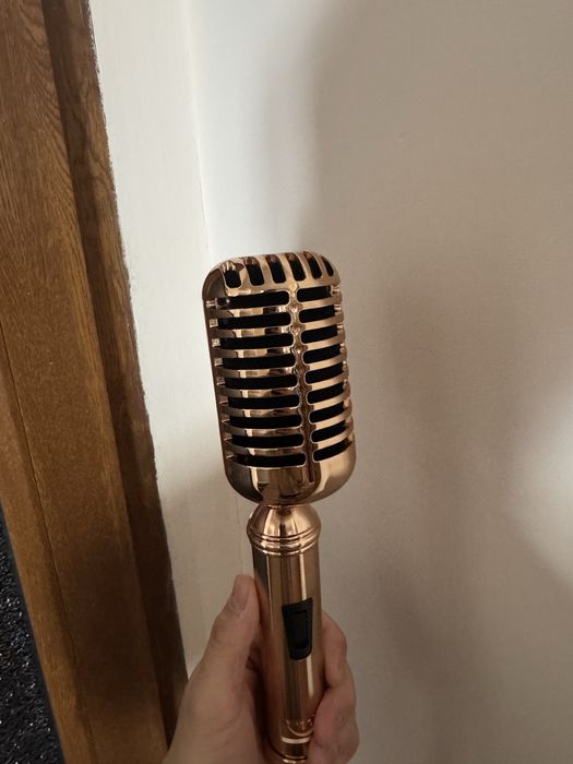 Ретро золотой микрофон на стойке