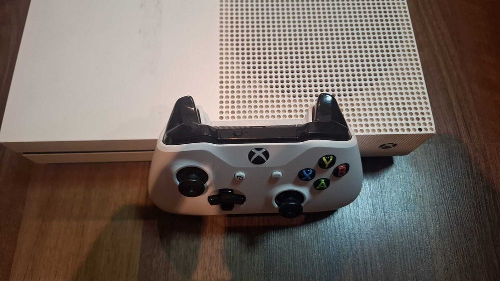 Vând XBOX-ONE S 1TB,controller+jocuri