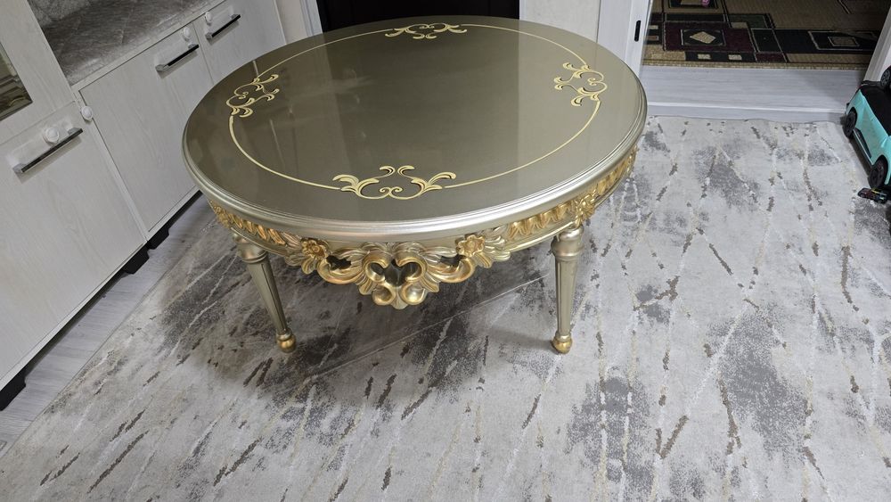 Стол (stol), хонтахта (xontaxta)