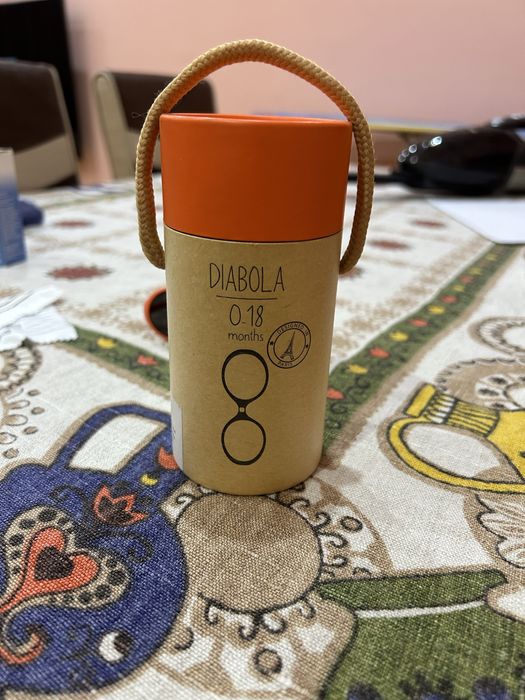 Продавам слънчеви очила за малка госпожица