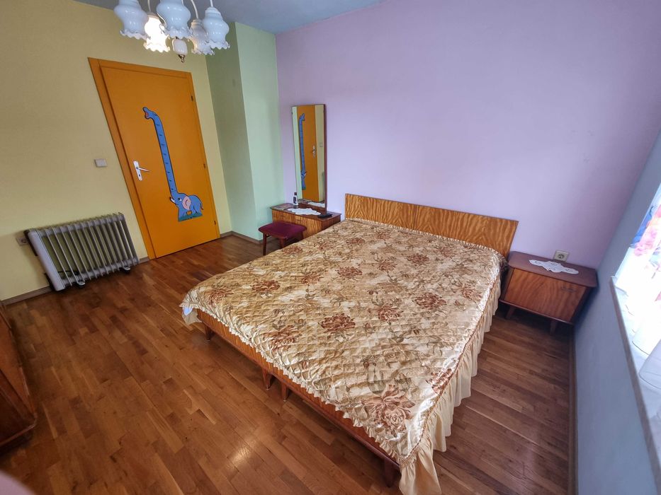 Просторен тристаен апартамент с отлична локация в гр. Благоевград.