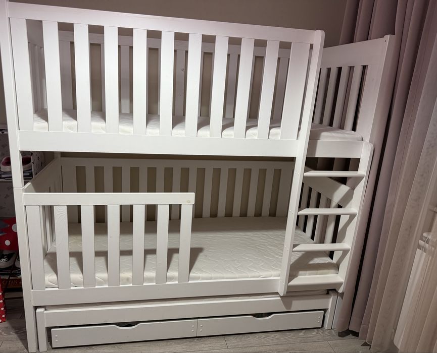 Продавам двуетажно легло с допълнително трето легло