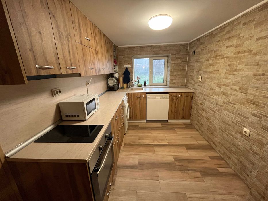 Продава къща на два етажа в Кортен