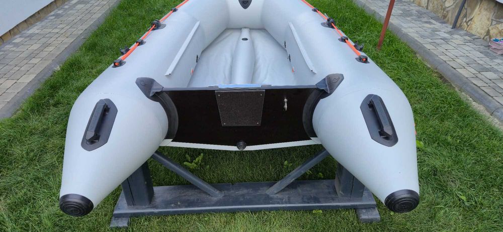 Vand barca gonflabila Kolibri KM-300D cu chila (gri deschis/podina placi tego + aluminiu) - utilizata