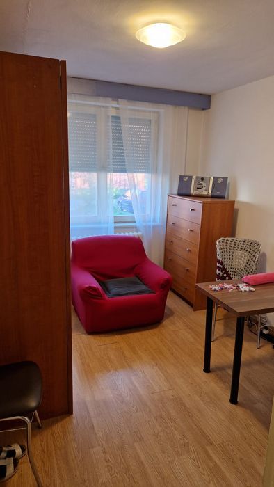 Închiriez apartament 4 camere - parter