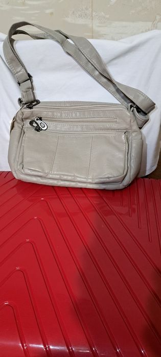 Сумочка женская с мягкой кожей и многочисленными карманами