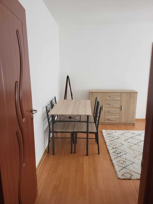 Proprietar închiriez apartament cu trei camere semidecomandat în Bacău