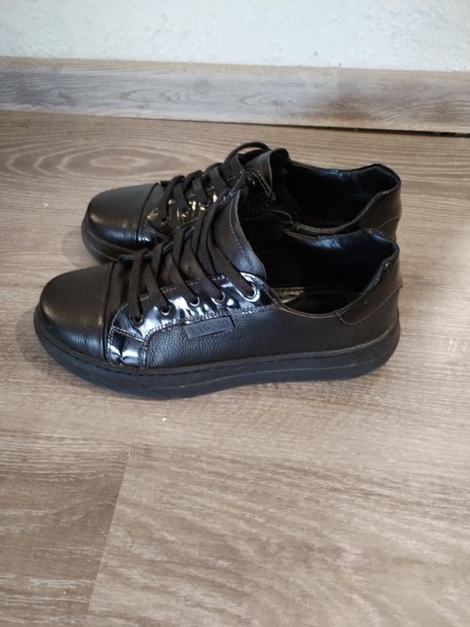 Обувки дамски затворени