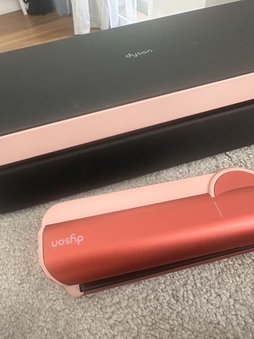 Dyson Airstrait.