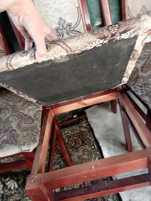 Продам деревянные стулья 4 штуки