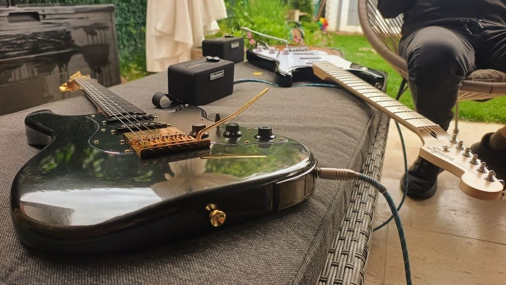 Chitara electrica Mooer GTRS S900W PB + Pedală GW4 + Husă – Stare excelentă