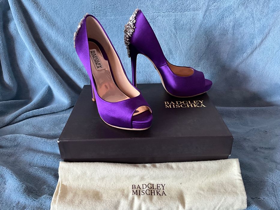 Нови изящни обувки  Badgley Mischka Kiara Purple Satin size 37