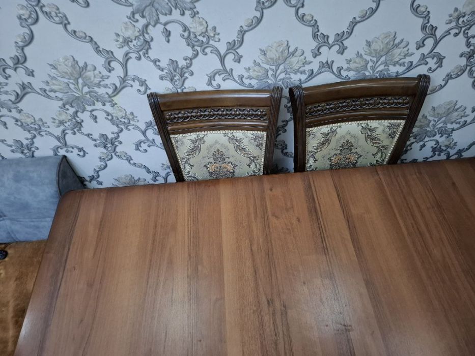 Стол со стульями