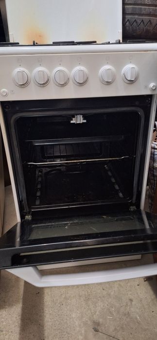 Vând aragaz în stare bună