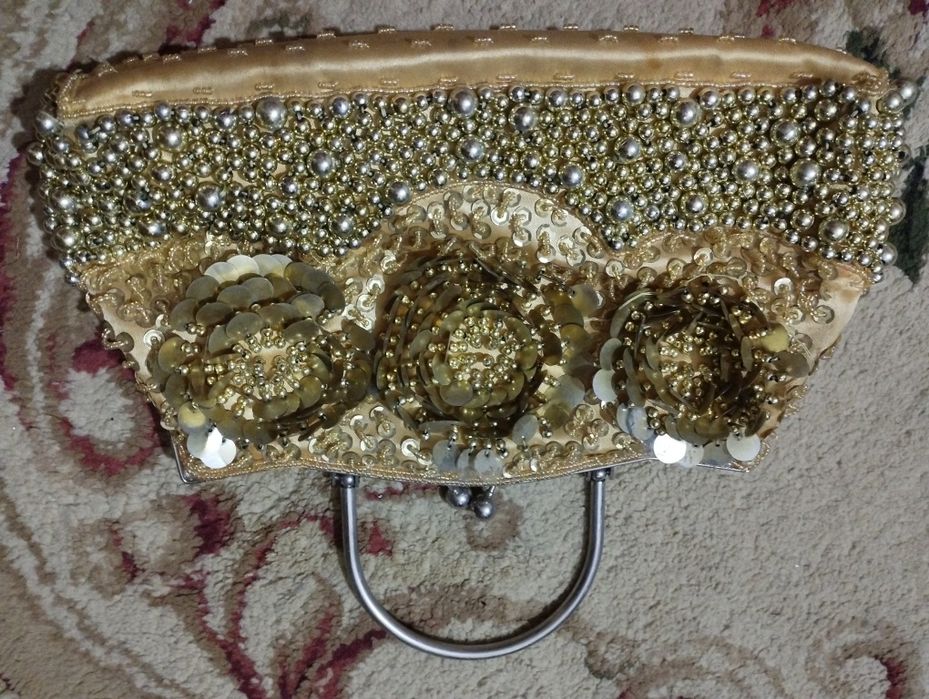 Сумочка-клатч с бусинами в отличном состоянии