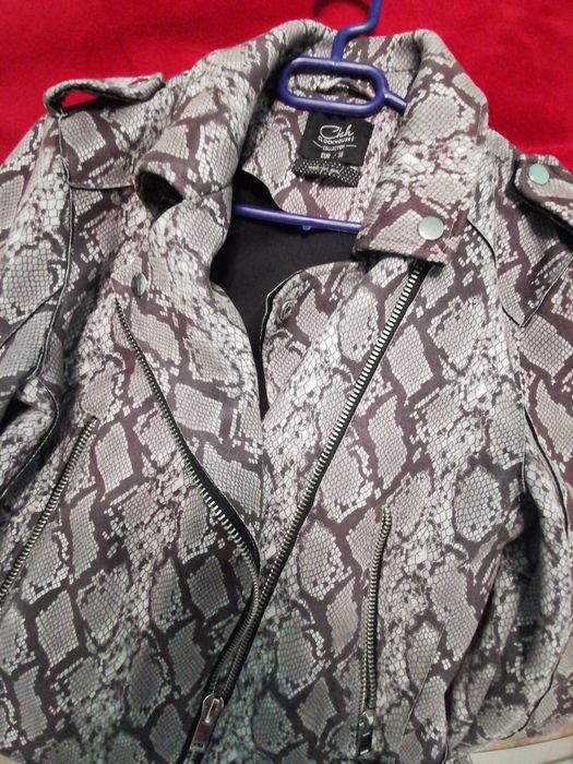 Дамско велурено яке змийски принт