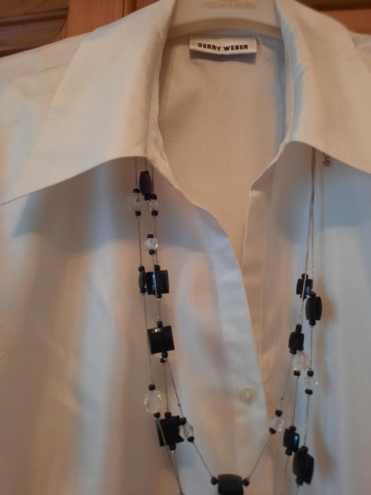 Bluza alb-crem mărimea 42 cu mărgele asortate