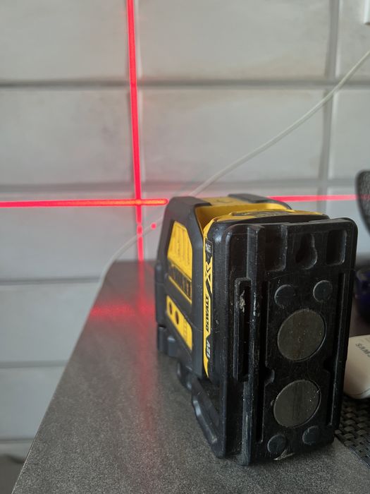 Laser Dewalt pe acumulator
