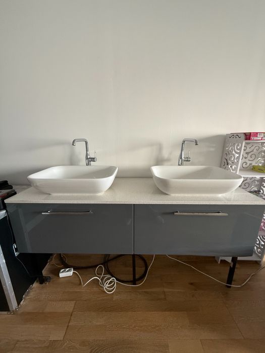 Comoda baie cu blat din marmura si lavoare