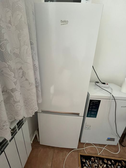 Продам холодильник неисправный работает только морозильник