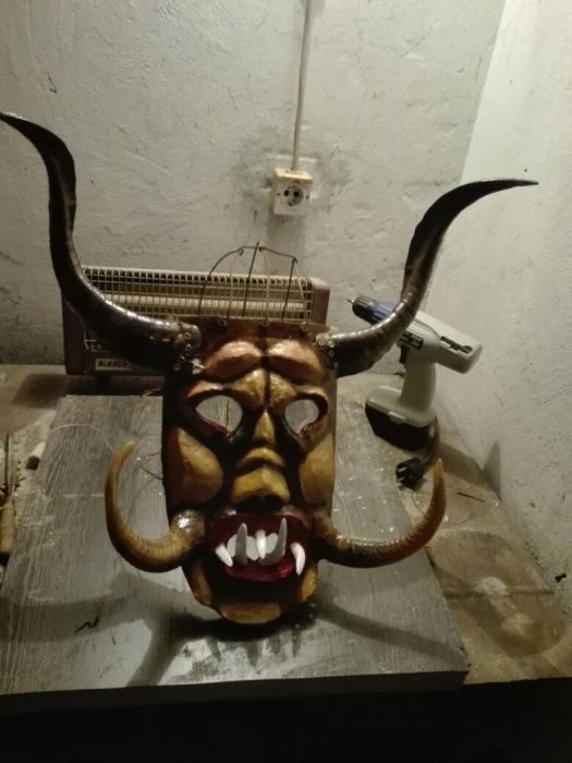 Изработка на сурвакарски маски