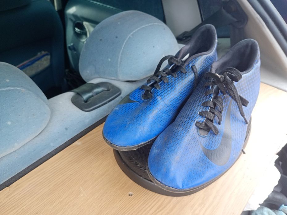 Футболни бутонки Найк и Адидас