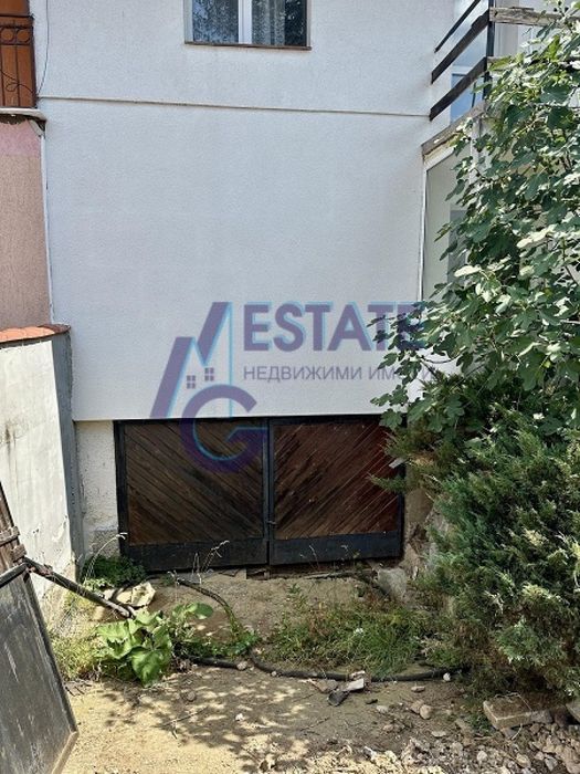 Двуетажна къща със самостоятелен двор в гр. София, кв Симеоново